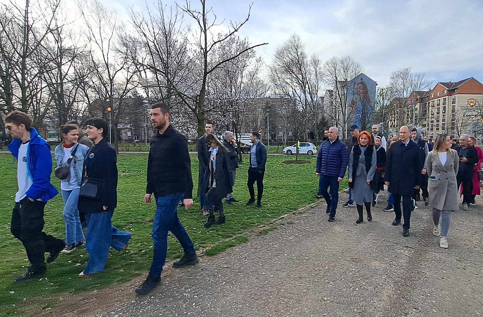 FOTO, VIDEO: Počela akcija čišćenja Novog Sada - gradonačelnik sa pratnjom i studenti sa pitanjima