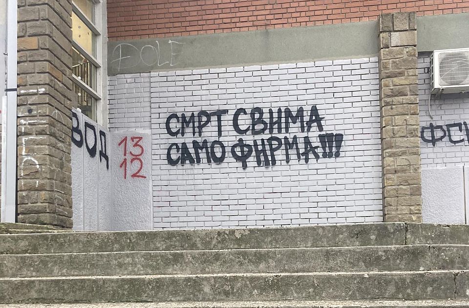 Na vrtiću u Sremskoj Kamenici ispisan grafit: "Smrt svima, samo Firma"