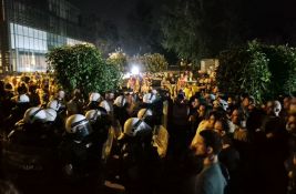 FOTO: Studenti i građani ispred Filozofskog, policija ušla u zgradu fakulteta