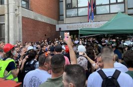 FOTO: Studenti i građani ispred Filozofskog fakulteta, stigla i policija