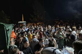 FOTO: Studenti i građani ispred Filozofskog, policija ušla u zgradu fakulteta