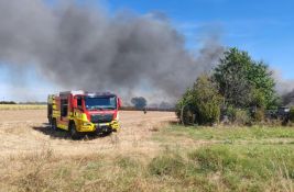 FOTO, VIDEO: Gori skladište između Kaća i Budisave, požar zahvatio i obližnju kuću