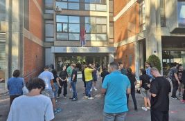 Studenti koji su blokirali Filozofski fakultet u Novom Sadu izbačeni iz zgrade: 