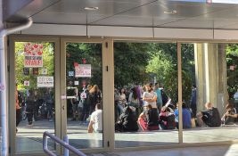 Studenti koji su blokirali Filozofski fakultet u Novom Sadu izbačeni iz zgrade: 
