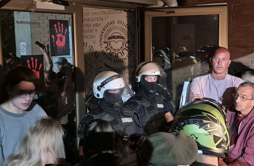 FOTO: Studenti i građani ispred Filozofskog, policija ušla u zgradu fakulteta FOTO: Studenti i građani ispred Filozofskog, policija ušla u zgradu fakulteta