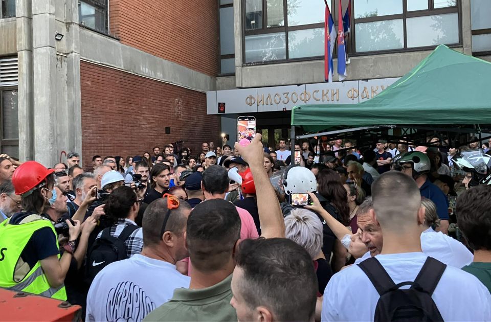 FOTO: Studenti i građani ispred Filozofskog fakulteta, tu je i kordon policije