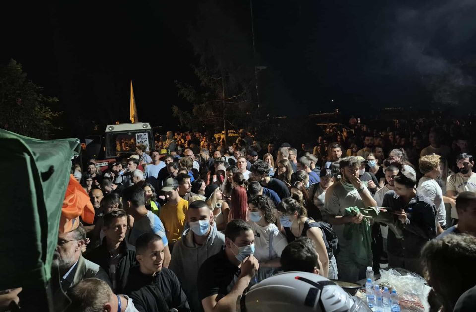 FOTO: Studenti i građani ispred Filozofskog, policija ušla u zgradu fakulteta FOTO: Studenti i građani ispred Filozofskog, policija ušla u zgradu fakulteta