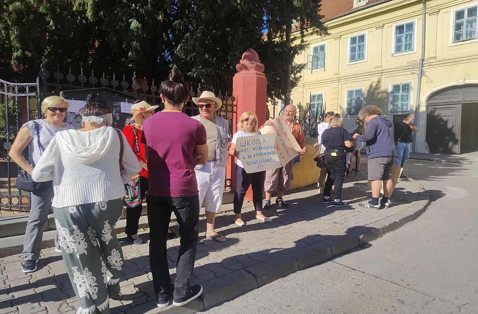Građani se okupili pred sednicu Skupštine Sremskih Karlovaca: Da se deci obezbedi mesto za nastavu