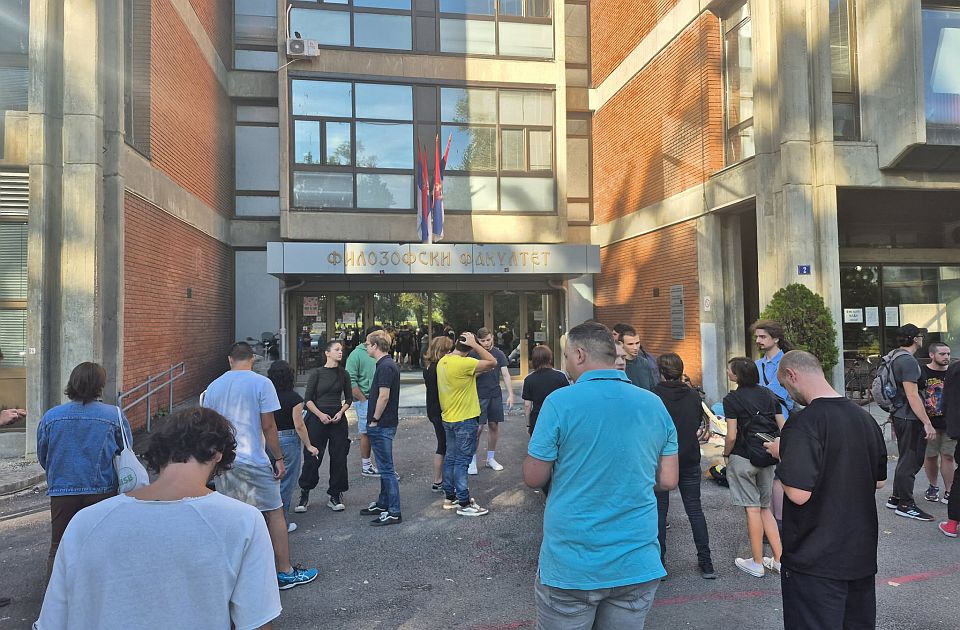 Studenti koji su blokirali Filozofski fakultet u Novom Sadu izbačeni iz zgrade: 