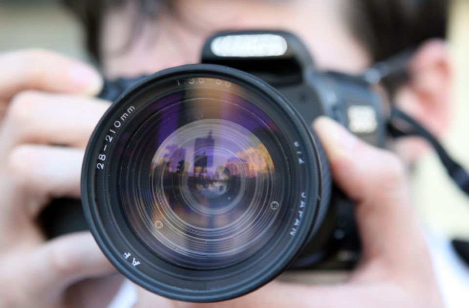 Beloruski fotoreporter pred sudom u Minsku zbog fotografisanja demonstracija 