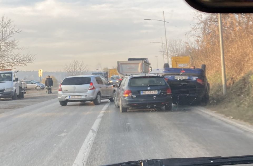 FOTO: Automobil nakon sudara završio na krovu na Mišeluku 