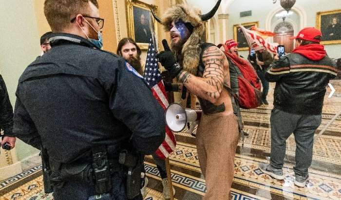 Uhapšen "čovek sa rogovima" zbog nasilnog upada u zgradu Kongresa