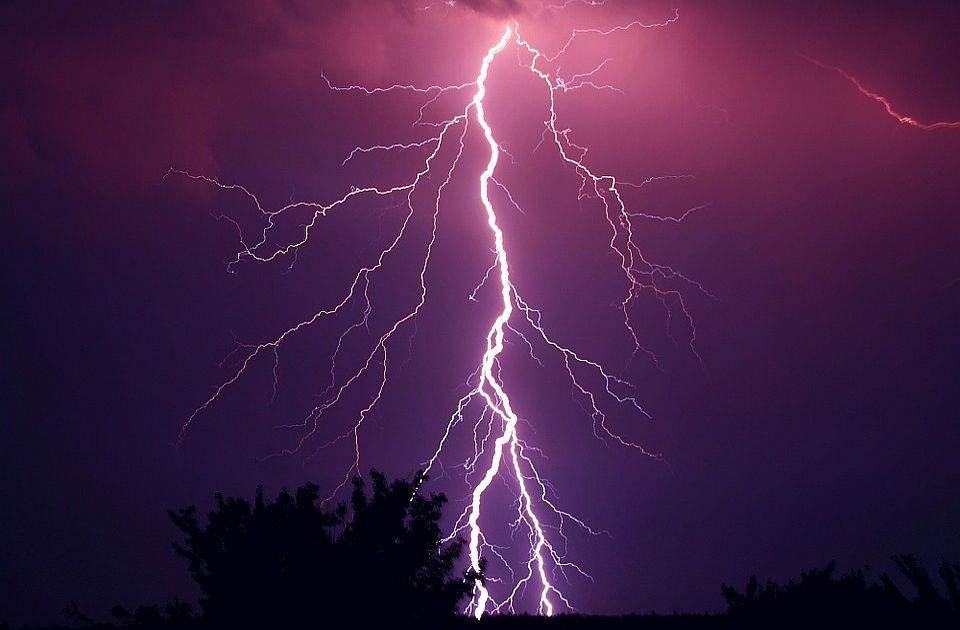 Najmanje 33 osobe poginule od udara groma u Indiji
