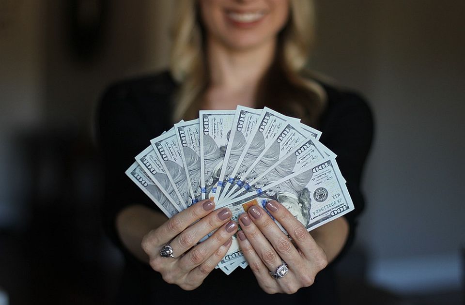 Naučnici istraživali: Može li novac kupiti sreću?