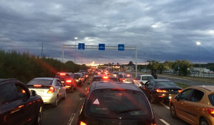 Gužve na graničnim prelazima, višesatno čekanje na Batrovcima