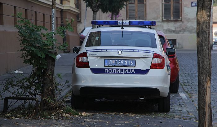 U sukobu tri devojke dve povređene nožem i čekićem u Kisačkoj