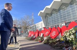 FOTO Evroposlanici položili vence kod nadstrešnice u Novom Sadu: Slede sastanci sa više osoba