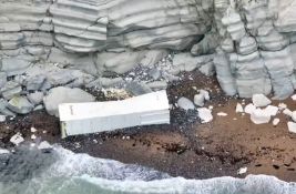 FOTO, VIDEO: Engleska plaža bila prekrivena pomfritom i lukom 