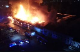 FOTO, VIDEO Veliki požar u Novom Pazaru: Gore magacini sa štofovima, ima povređenih