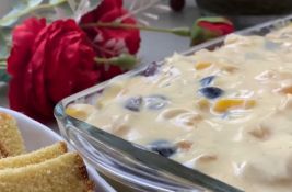 Zimski slojeviti kolač sa pudingom, keksom i voćem iz kompota