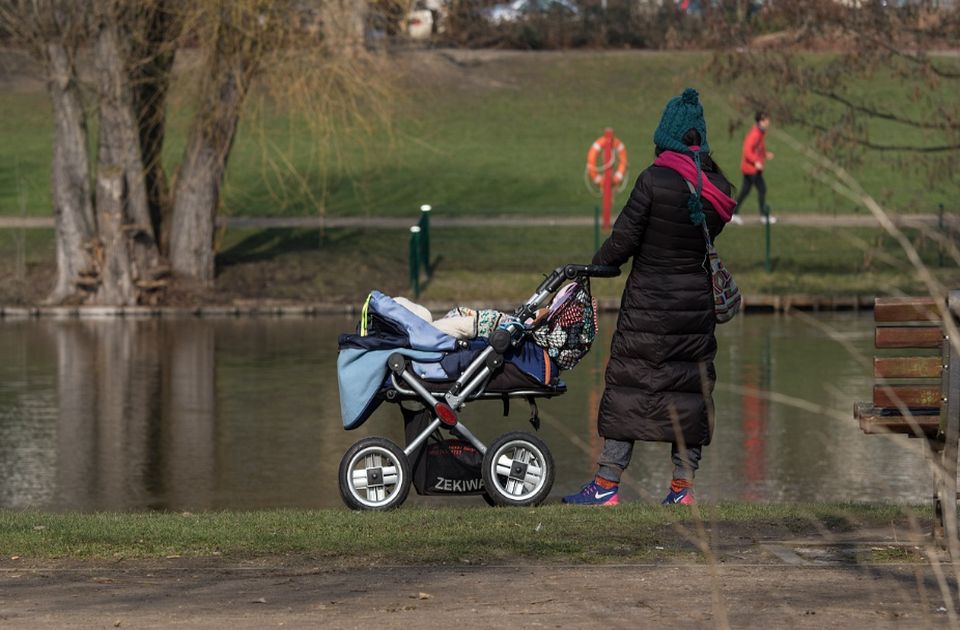Bebe na zimskom vazduhu: Kako pedijatri ocenjuju skandinavsku praksu