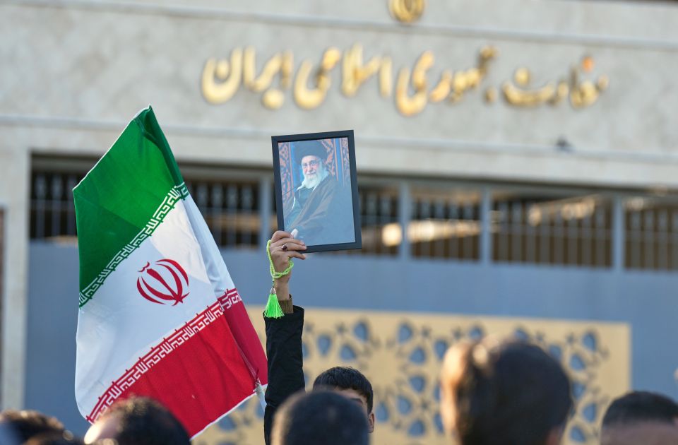 Iran upozorio SAD: Spremniji smo nego ikada, sa prstom na obaraču
