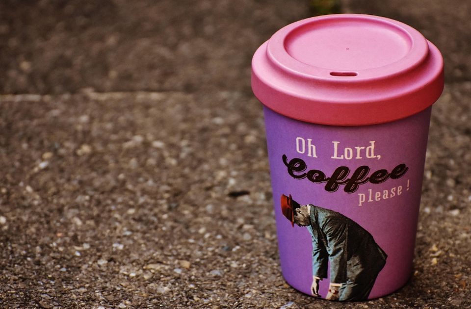 Često uzimate kafu za poneti? Ovo su skriveni rizici koje nosi vruća kafa iz papirnih čaša