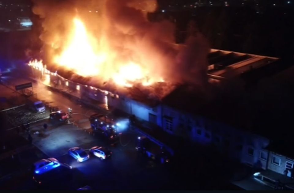 FOTO, VIDEO Veliki požar u Novom Pazaru: Gore magacini sa štofovima, ima povređenih