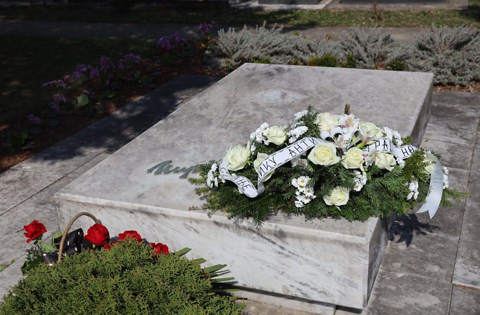 Na rođendan novosadskog pesnika: Položeno cveće na grob Mike Antića