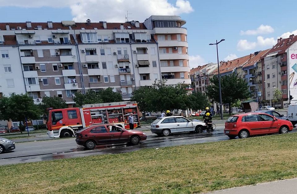 FOTO: Zapalio se automobil na Bulevaru Evrope