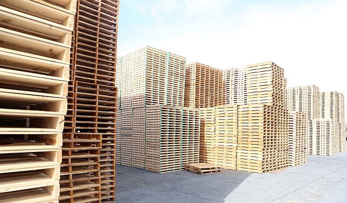 Neefikasna drvna industrija Srbije, izvozimo daske i palete umesto stolica