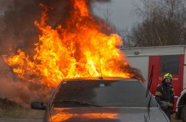 FOTO: Vatrogasci požar na električnom automobilu ugasili specijalnim ćebetom