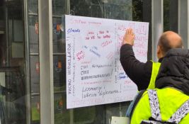 FOTO, VIDEO: Prosvetari predali zahteve Školskoj upravi u Novom Sadu i izlepili je porukama