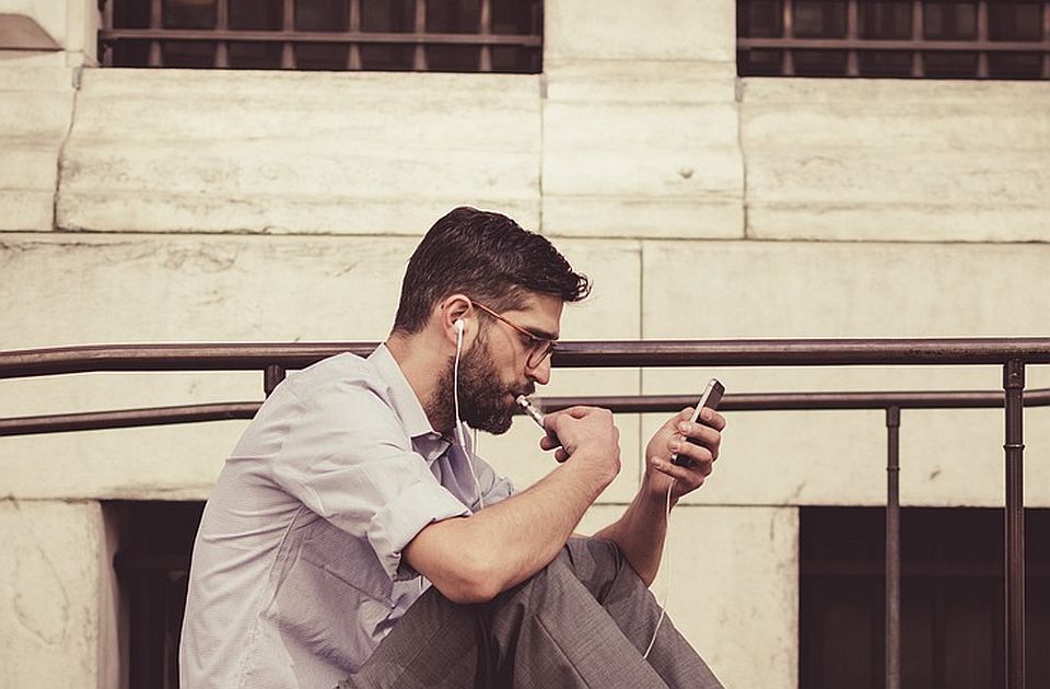Indijci prošle godine na telefonima proveli trilion sati