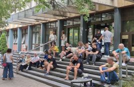 FOTO: Nekoliko desetina ljudi na skupu ispred novosadskog suda - danas bez blokade