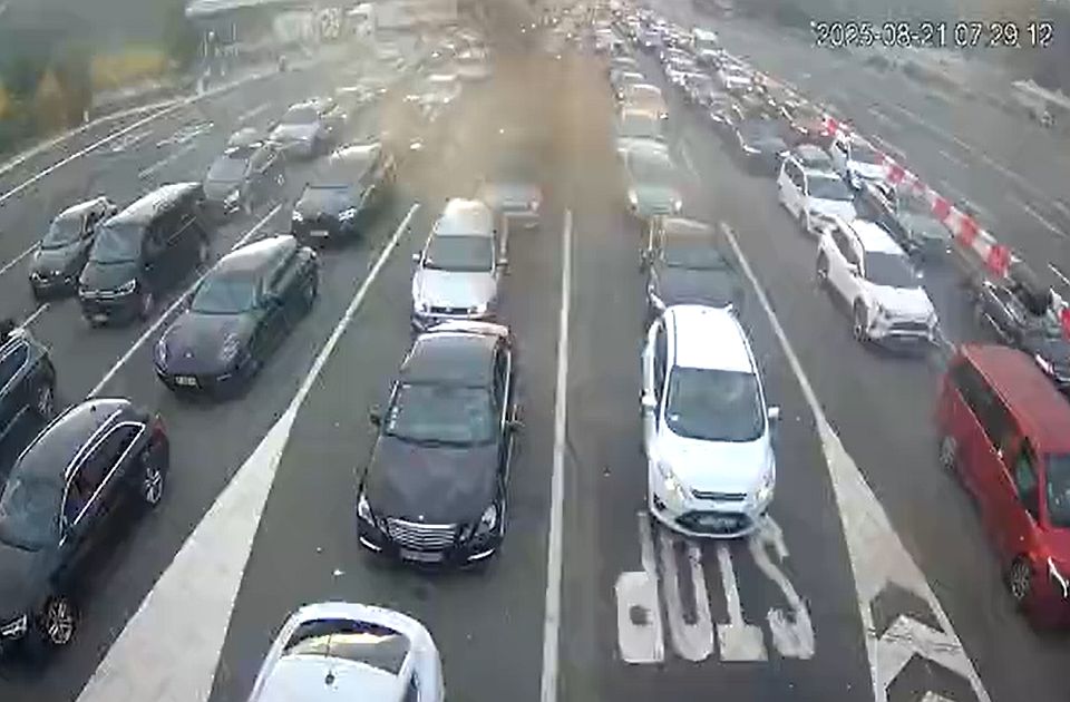Putnička vozila na Batrovcima čekaju dva sata da izađu iz zemlje