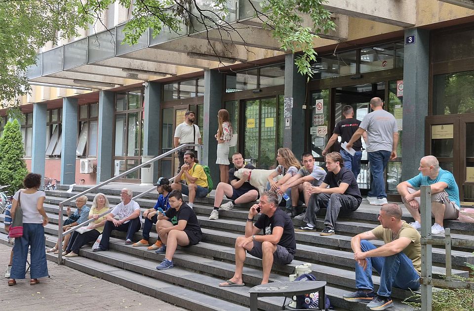 FOTO: Nekoliko desetina ljudi na skupu ispred novosadskog suda - danas bez blokade