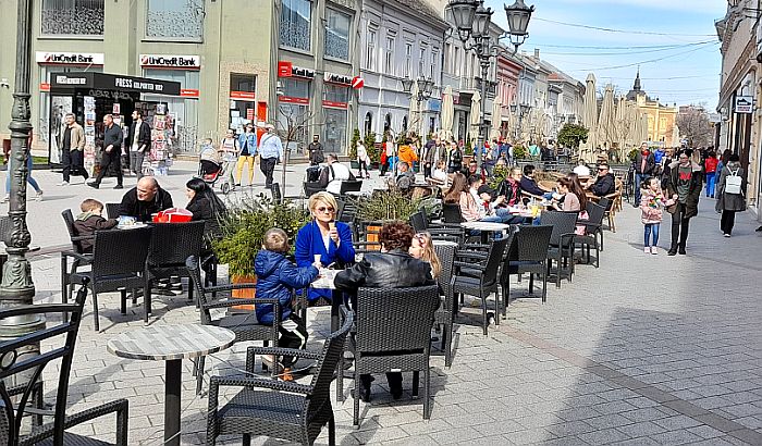 Od sutra rade bašte kafića, razmak dva metra među gostima