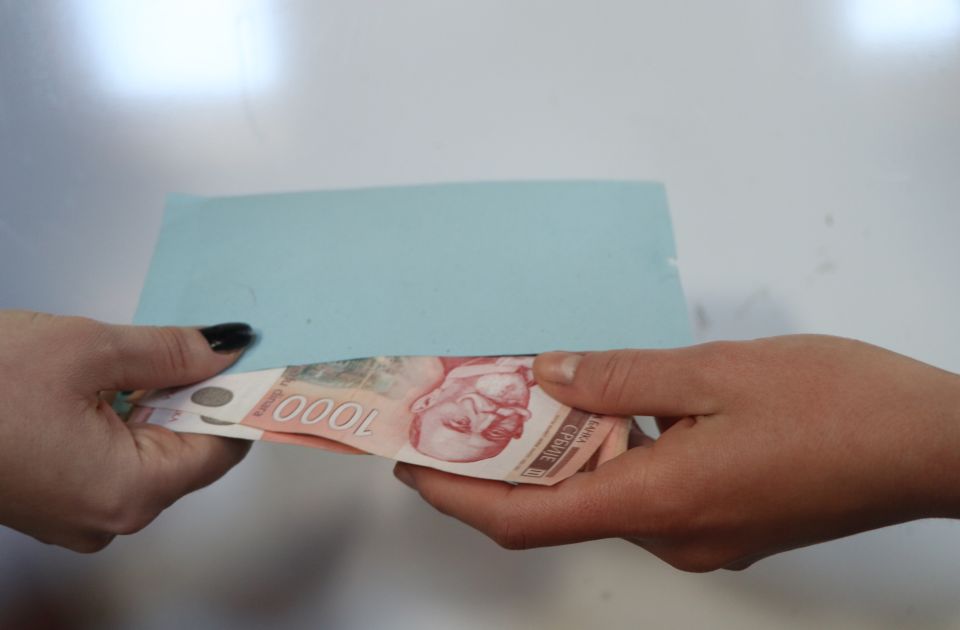 Prosečna plata u Novom Sadu pala, ali i dalje iznad 100.000: Da li je to realno?