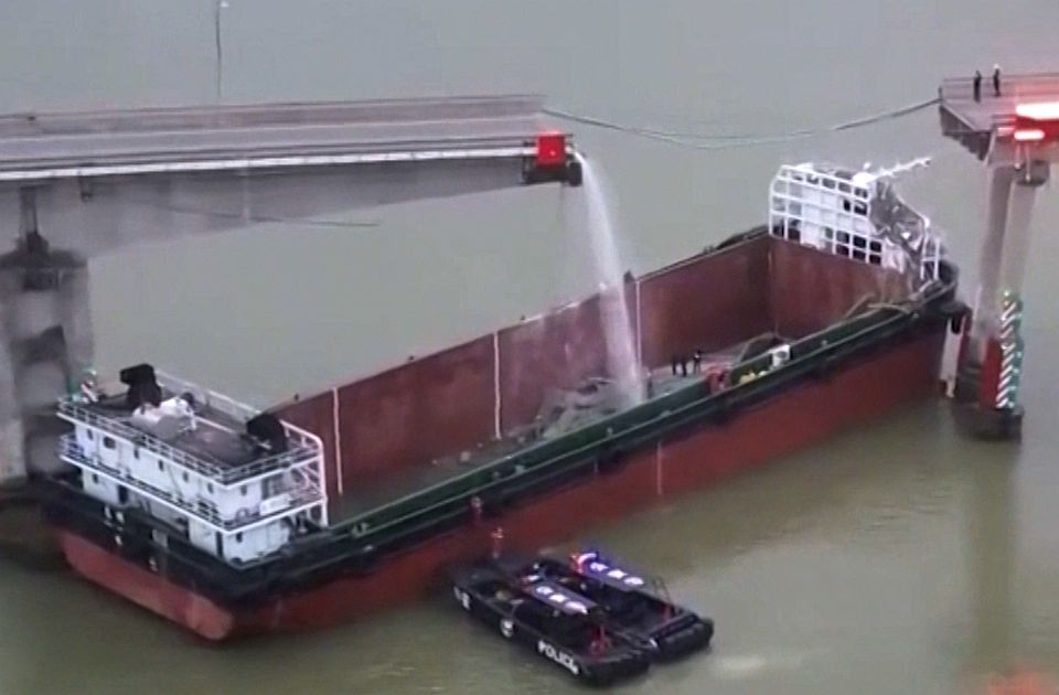 VIDEO: Brod udario u most u Kini, vozila pala u vodu - najmanje dvoje mrtvih