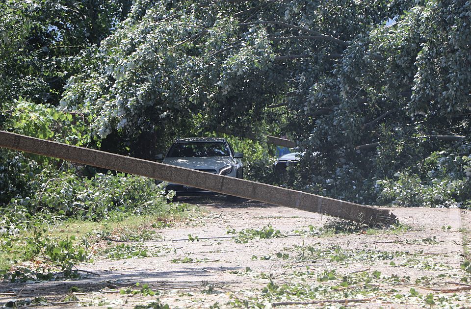 FOTO, VIDEO: Oluja oborila betonske bandere na Ribarcu, Šodroš kamp potpuno uništen 