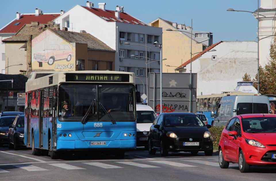 Žena pala prilikom kočenja autobusa