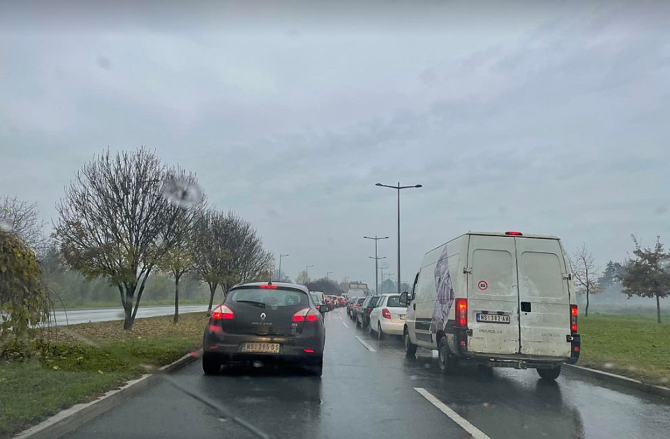 Gužva na Varadinskom mostu, blokiran Žeželjev most: Šta se dešava u saobraćaju u Novom Sadu