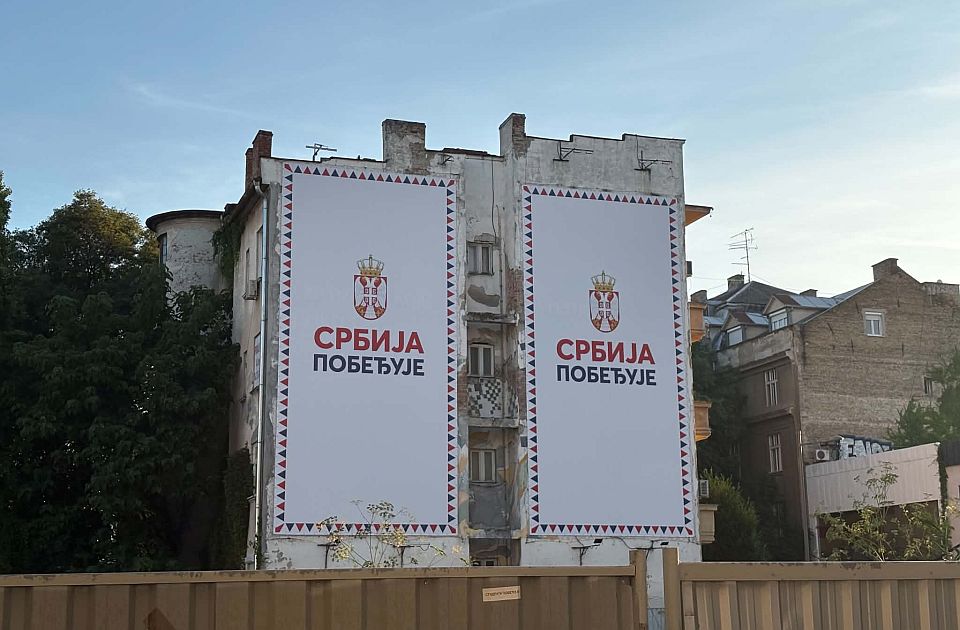 Baner na zgradi može koštati više od 20.000 evra mesečno: Koliko SNS troši na kampanju "Srbija pobeđuje"