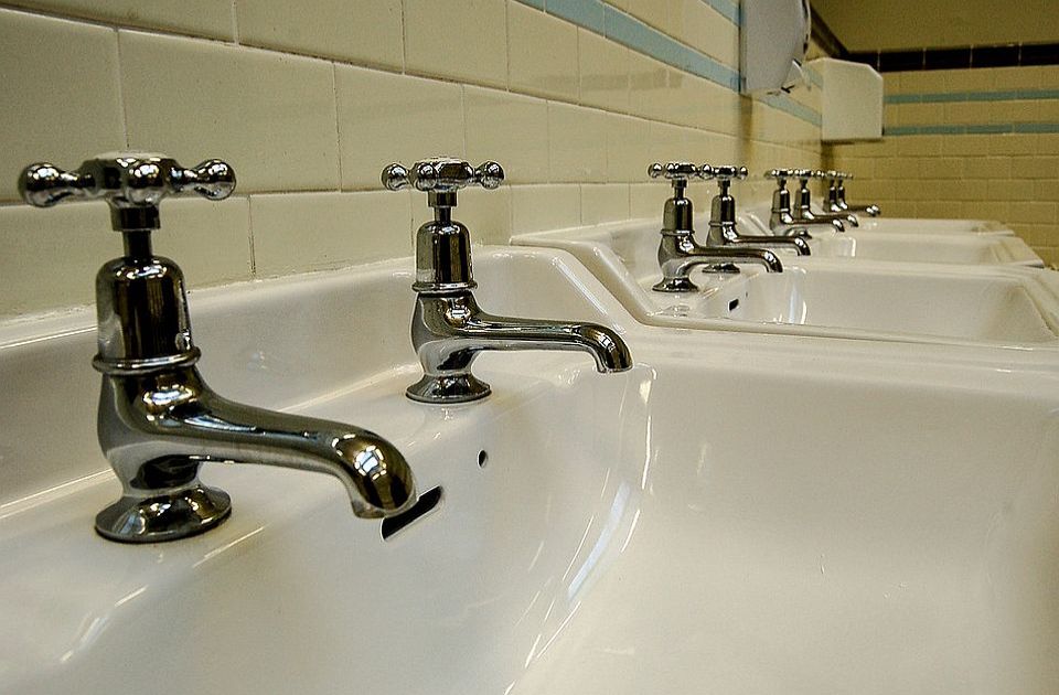 Na Halkidikiju zabranjena upotreba vode iz česme zbog mikrobiološke kontaminacije