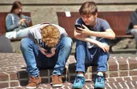 Unesko: Telefone treba zabraniti u školama