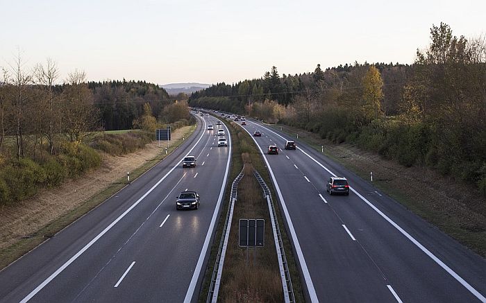 Žena ispala iz kola u pokretu u Bavarskoj