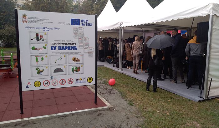 FOTO, VIDEO: Ambasador EU, ministar sporta, pomoćnik ministra finansija i član Gradskog veća otvorili dečije igralište na Limanu 