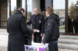 VIDEO: Aktivisti ispred Skupštine zahtevali informaciju o peticiji protiv spomenika, dobili čaj
