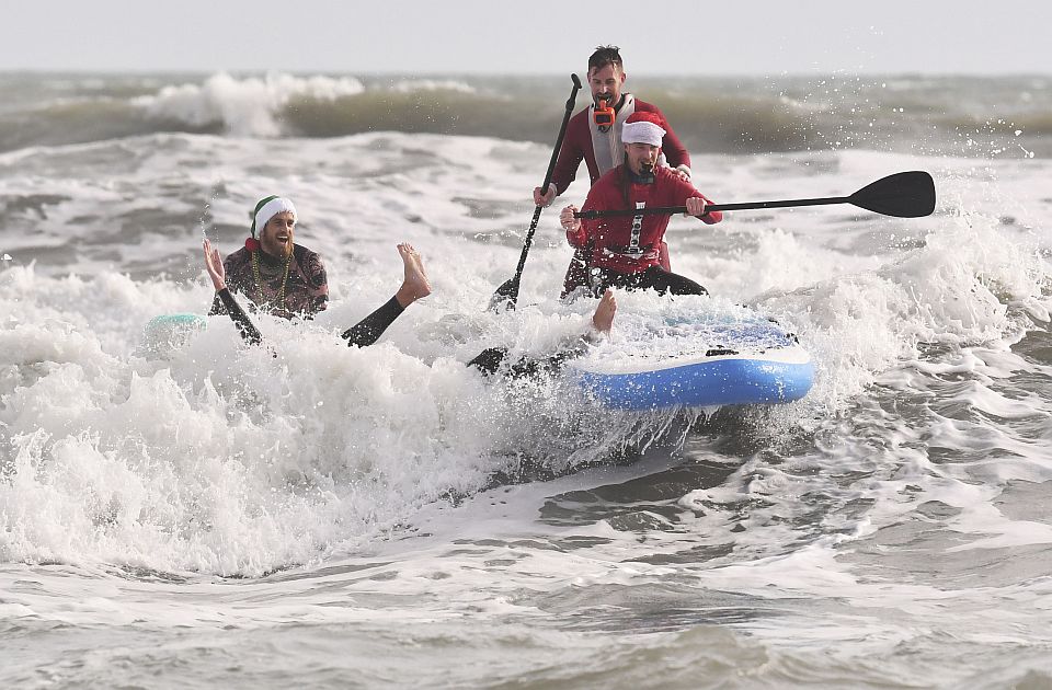 VIDEO: Na hiljade Deda Mrazova surfuje na Floridi